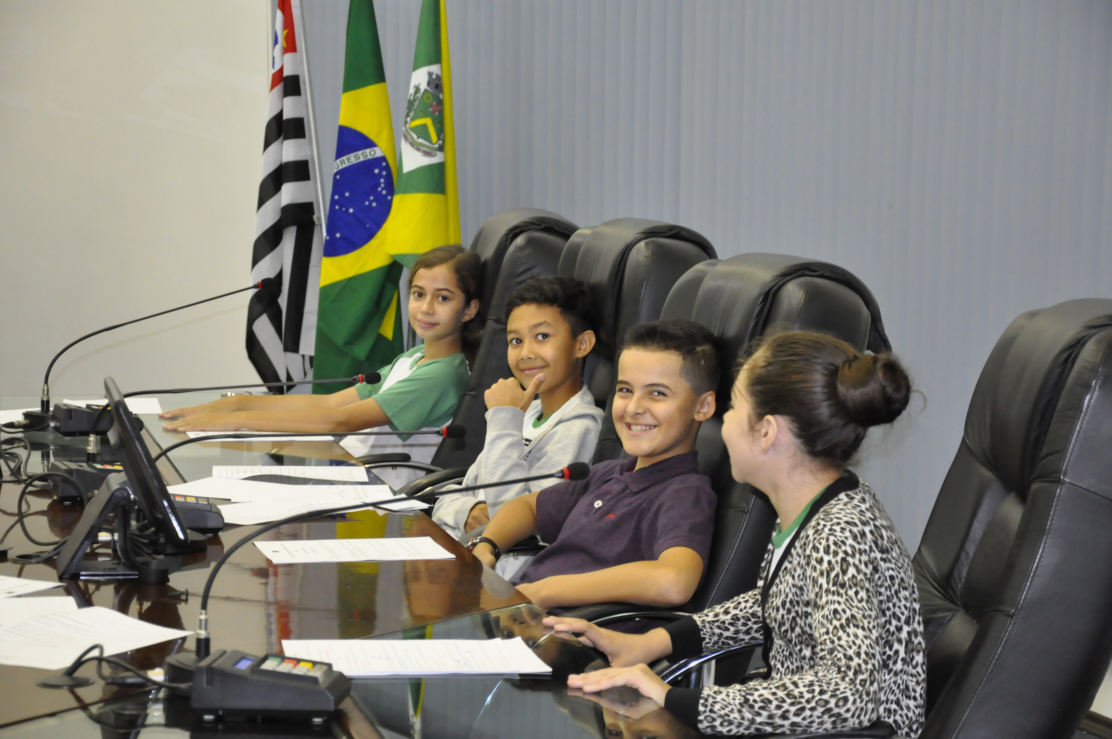 201958_Alunos da Dona Pura em reunião simulada.